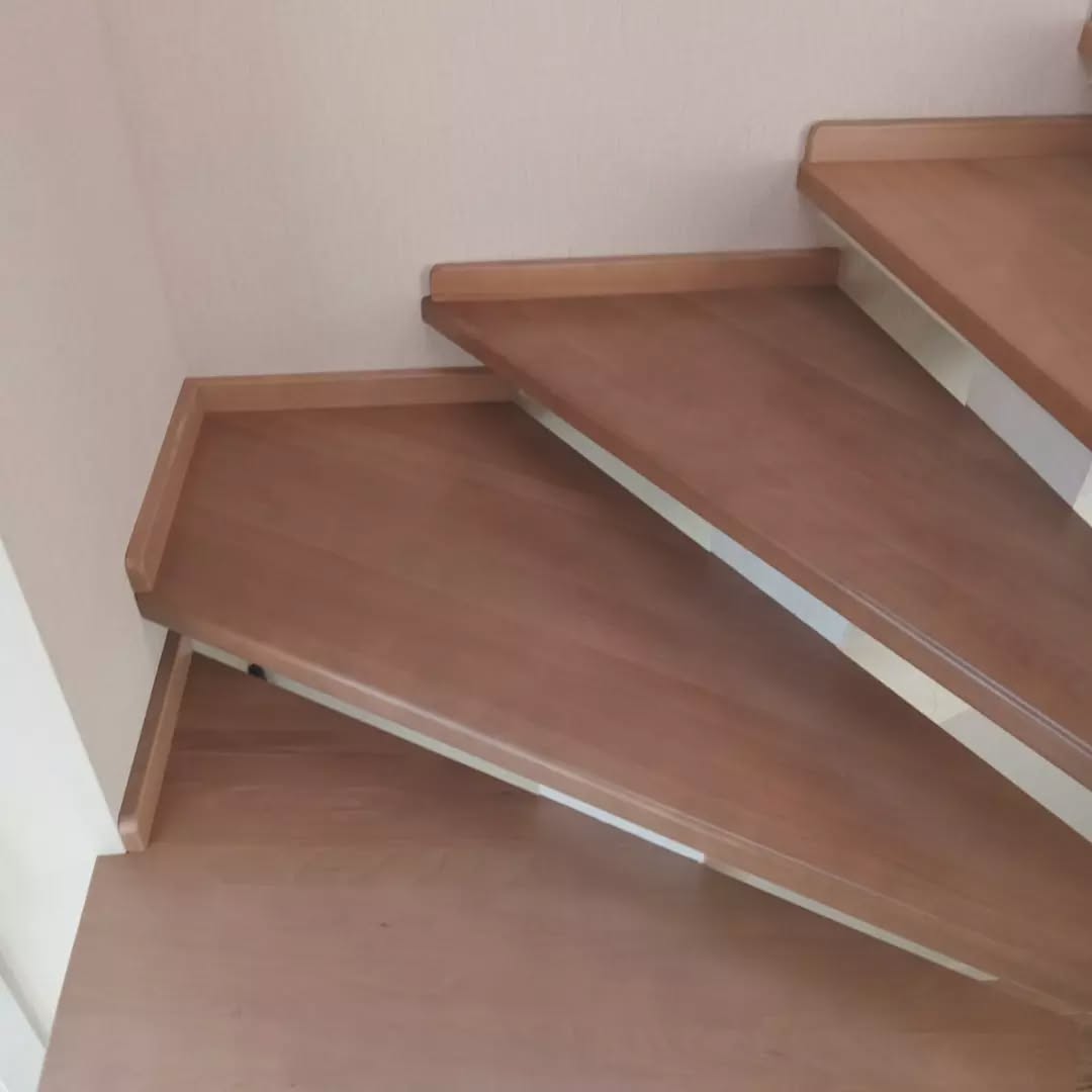 Деревянная лестница на второй этаж из бука на заказ в Краснодаре